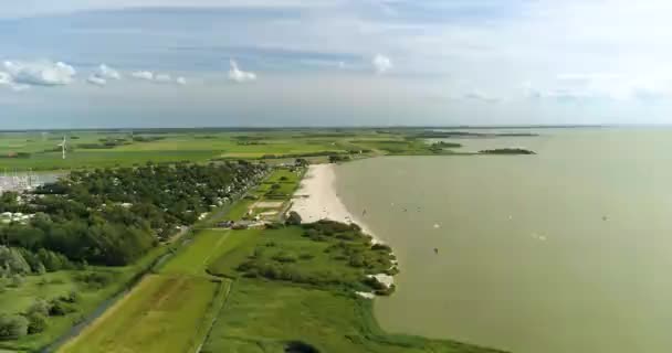 Grupp Kitesurfare Vid Stranden Bakåt Workum Friesland Nederländerna Drönarbilder — Stockvideo