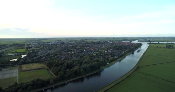 Descripción General Village Grou Buque Carga Río Frisia Países Bajos — Vídeos de Stock
