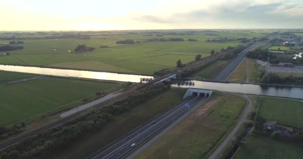 Train Crossing Bridge Highway Aqueduct Tracking Shot Przegląd Grou Friesland — Wideo stockowe