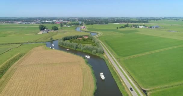 Fila Barcos Recreativos Rio Bendy Paisagem Plana Holandesa Friesland Países — Vídeo de Stock