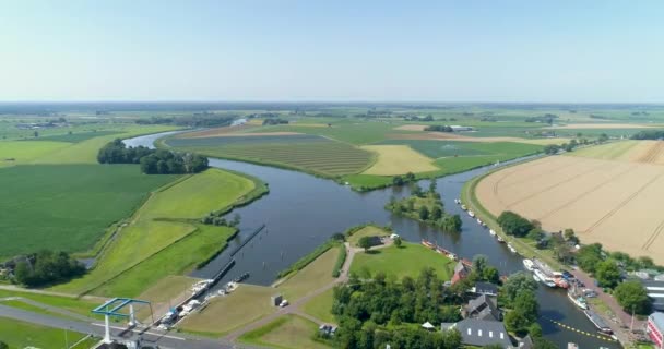 Kleurrijke Vlakke Velden Naast Een Sluis Met Pleziervaartuigen Friesland Nederland — Stockvideo