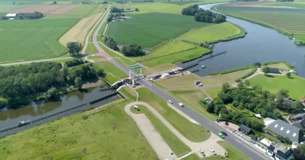 Groep Van Pleziervaartuigen Die Een Sluis Binnenvaren Friesland Nederland Drone — Stockvideo