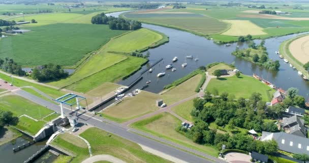 Крушение Прогулочных Лодок Выходящих Шлюза Фрисланд Нидерланды Drone Footage — стоковое видео