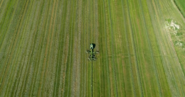 Trator Com Lâminas Giratórias Campo Verde Luxuriante Friesland Holanda Drone — Vídeo de Stock