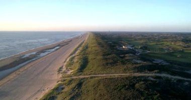 Long Wide Dunes Next the Beach during Sunset, yakındaki golf sahası - Noordwijk, Güney Hollanda, Hollanda, 4K Drone Görüntüleri