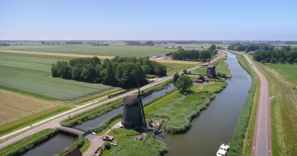 Pasando Dos Molinos Viento Disparo Dinámico Rustenburg Países Bajos Drone — Vídeos de Stock