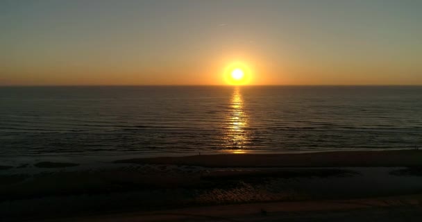 美丽而温暖的日落在海滩上 南荷兰 4K无人机的镜头 — 图库视频影像
