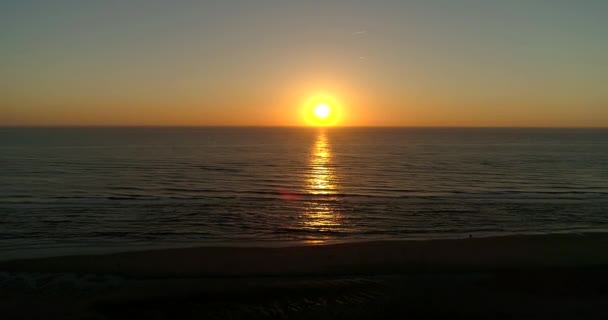 Schöner Warmer Sonnenuntergang Mit Reflexion Strand Vorwärts Südholland Niederlande Drohnenaufnahmen — Stockvideo