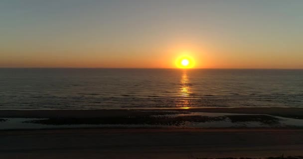 美丽而温暖的日落在海滩 南荷兰 4K无人机的镜头 — 图库视频影像