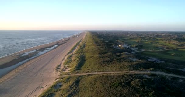 日落时在海滩旁边的宽阔的沙丘 靠近高尔夫球场 荷兰南荷兰诺德韦克 4K无人机图像 — 图库视频影像