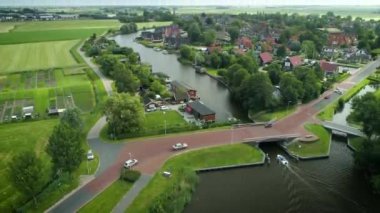 Huzurlu Nehir 'de Köprünün Altında Giden Küçük Bir Tekne, Yüzen Tekneler - Irnsum, Friesland, Hollanda, 4K Drone Görüntüleri