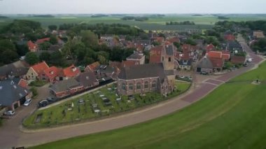 Wierum Kilisesi, Wadden Denizi 'nin yanındaki küçük köy, Hızlı Atış Hollanda, 4K Drone Görüntüleri