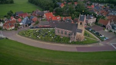 Wierum Kilisesi, Wadden Denizi 'nin yanındaki küçük köy, Soldan Hareketli Hollanda, 4K Drone Görüntüleri