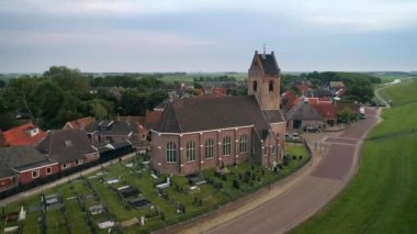 Wierum Kilisesi, Wadden Denizi 'nin yanındaki küçük köy, Hareketli Sağ, Yakın - Hollanda, 4K Drone Görüntüleri