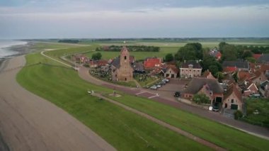 Wierum Kilisesi, Wadden Denizi 'nin yanındaki küçük köy, Panorama Genel Görünümü - Hollanda, 4K Drone Görüntüleri