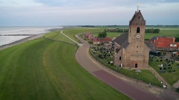 Kerk Van Wierum Klein Dorp Aan Waddenzee Overzicht Nederland Drone — Stockvideo