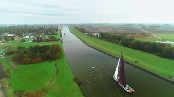 オランダのセーリングレースは ストラントスと呼ばれています スタークジェーク船の概要 フリースランド オランダの4Kドローンフッテージ — ストック動画