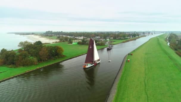 Workum Netherlands October 2019 オランダのセーリングレースはストラトランスと呼ばれ スタークジェーク船は閉じました サポーターが続きます フリースランド オランダ4Kドローンフットステージ — ストック動画