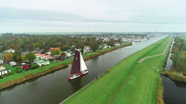 Hollantilainen Purjehduskilpailu Nimeltään Strontrace Sterke Jerke Ship Tracking Shot Friesland — kuvapankkivideo