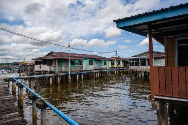Brunei 'nin kenar mahallelerindeki Kampong Ayer Su Köyü' nün geniş açılı fotoğrafı.