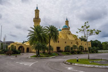 Brunei 'deki Ash-Shaliheen Camii' nin geniş açılı bir fotoğrafı..