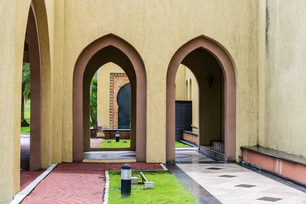 2 kubbe ve Ash-Shaliheen Camii 'nin minaresini gösteren bir fotoğraf.