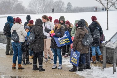 Washington, DC -- 19 Ocak 2024. Yaşam hakkı yürüyüşçüleri karlara göğüs gerdi ve Washington Anıtı 'nın yanında toplandı..