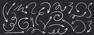 Tahtada pastel desenli tebeşir ok koleksiyonu - yön bulmak için eğri, sarmal ve dalgalı yönlü elementler. Çeşitli şekil ve stillere sahip el çizimi beyaz noktalar.