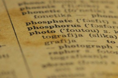 Kitaplıktan eski İngilizce-Sırpça sözlük