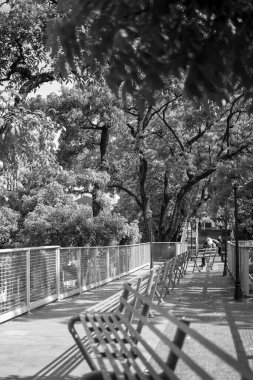Şehrin köşesine park et.