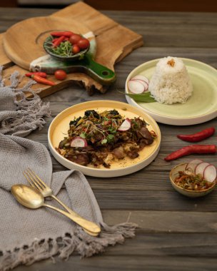 Sei Sapi Khas NTT, Endonezya 'nın Doğu Nusa Tenggara kentinden geleneksel bir yemektir, yavaş yavaş tütsülenen ve belirgin dumanlı bir aroma ile aşılanana kadar et içerir..