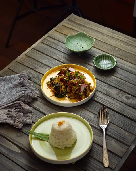 Ayam Rempah Rica, Kuzey Sulawesi Endonezya 'dan baharatlı ve güçlü baharat aromasıyla tanınan özel bir yemektir..