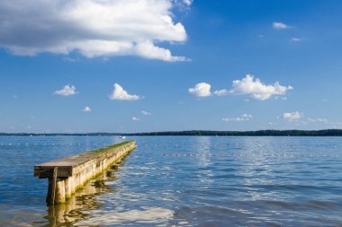 Göldeki dalgalar ve mavi gökyüzü