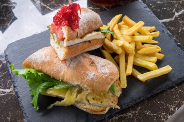 Kosta Rika 'da salata ve patates kızartmalı tavuk sandviç.