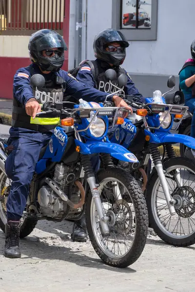 San Jose, Kosta Rika - 16 Eylül 2022: Motosiklet polisi şehir merkezinde dolaşıyor