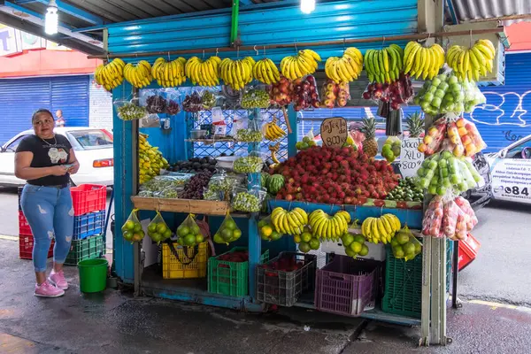 San Jose, Kosta Rika - 16 Eylül 2022: Meyve satan bir büfe