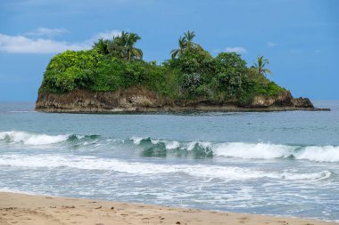 Kosta Rika 'da Puerto Viejo sahilindeki bir plajın önündeki Cocles Adası