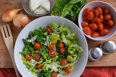 Masada vişneli domates salatası.