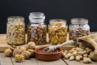 Masada ve cam kaplarda fındıklar