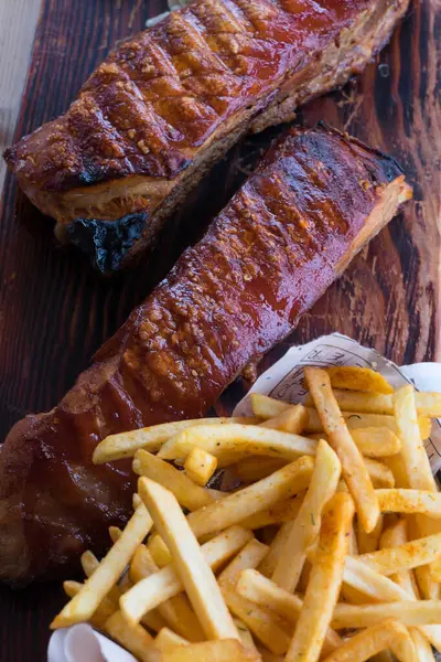 BBQ kaburga ve patates kızartması.