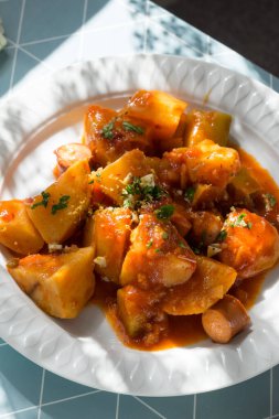 Sosisli patates güveci.