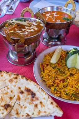 Bir restoranda çeşitli Hint yemekleri.