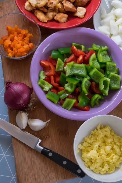 Mutfak tahtasındaki et ve sebze malzemeleri.