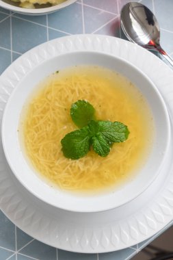 Nane yapraklı tavuk çorbası.