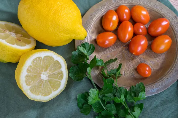 Limonlar, kiraz domatesleri ve maydanoz.