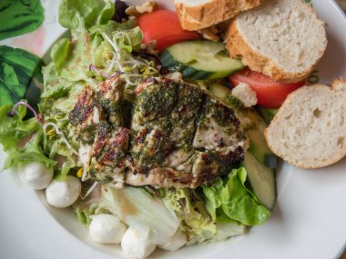 Peynirli salata ve ızgara tavuk.