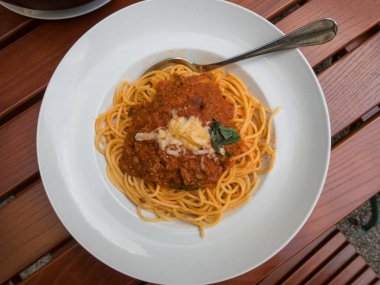 Bolonez soslu bir tabak spagetti.
