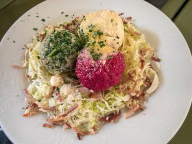 Çeşit çeşit benekli lahana salatası.