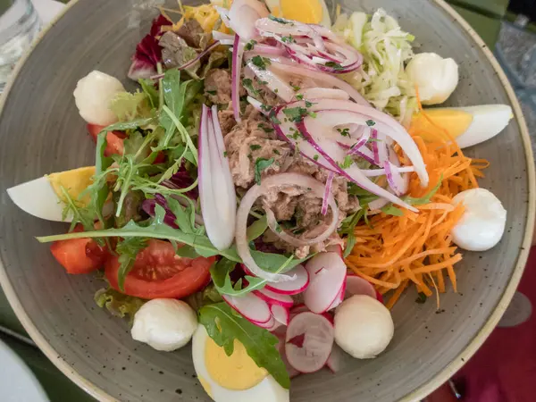 Ton balığı, yumurta ve mozzarella ile karışık salata.