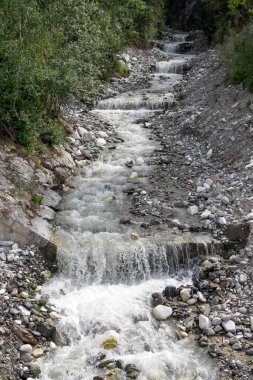 Güney Tyrol, İtalya 'daki Laas köyünde akarsu